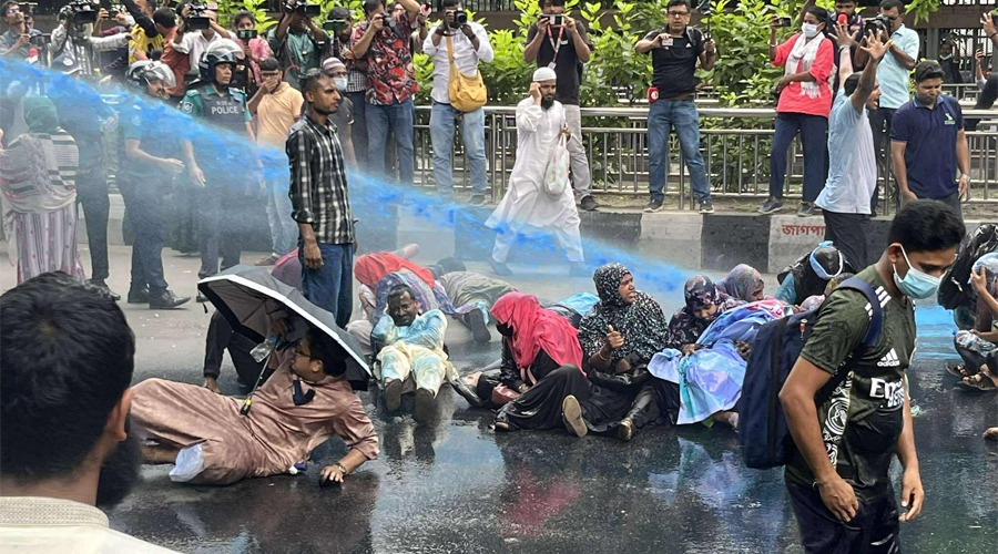 সনদ প্রার্থী: প্রেসক্লাবের সামনে জলকামান-সাউন্ড গ্রেনেড নিক্ষেপ