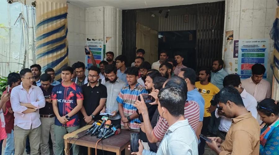 ঢামেক শিক্ষার্থীদের পাঁচ দফা দাবি, ২৪ ঘণ্টার আল্টিমেটাম—হল ছাড়েননি কেউ