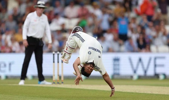 ‘টেস্টে ধোনির চেয়ে ভালো পান্ত’