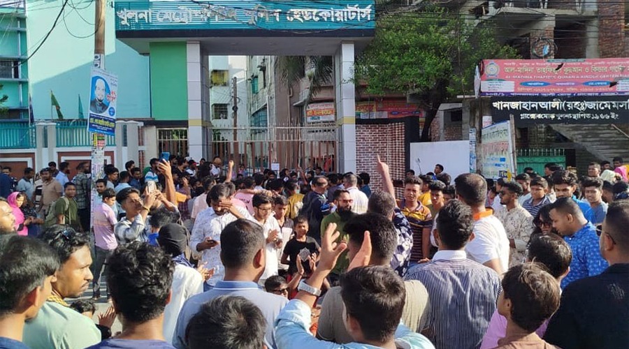 খুলনায় কেএমপির সদর দপ্তর ঘেরাও, প্রধান ফটকে ঝুঁলছে তালা