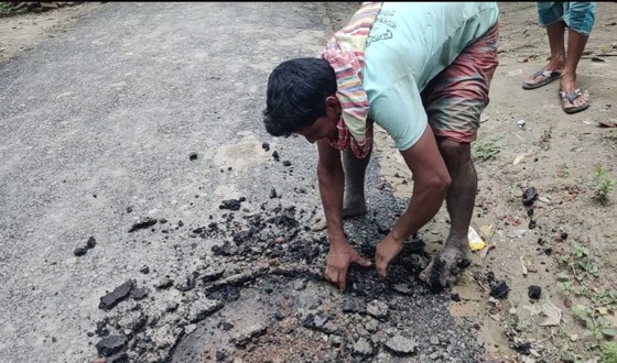 পুঠিয়ায় নিম্নমান সামগ্রী দিয়ে সড়ক নির্মাণের অভিযোগ