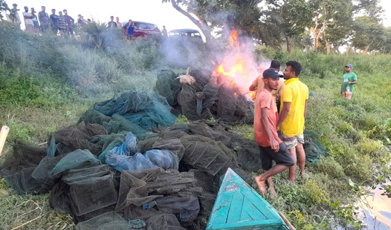 চাটমোহরে চায়না দুয়ারি ও কারেন্ট জাল পুড়িয়ে ধ্বংস