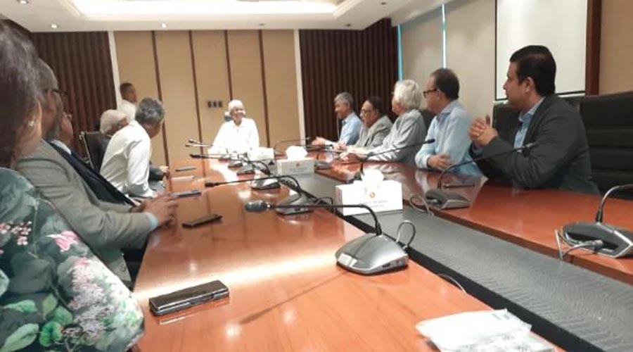 এনবিআর অচলাবস্থা নিরসনে অর্থ উপদেষ্টার সঙ্গে শীর্ষ ব্যবসায়ীদের বৈঠক