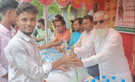 মহাদেবপুরে পরীক্ষার্থীদের মধ্যে শিক্ষা উপকরণ বিতরণ