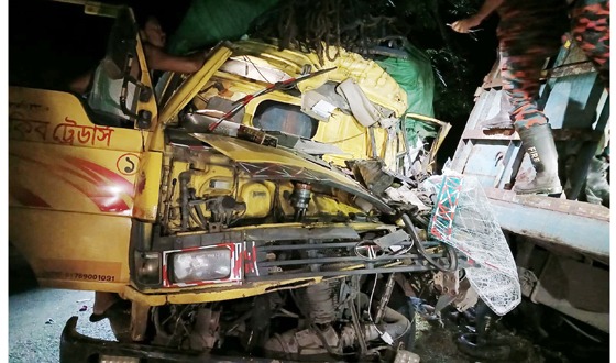 বরিশালে দুই ট্রাকের সংঘর্ষে নিহত ২