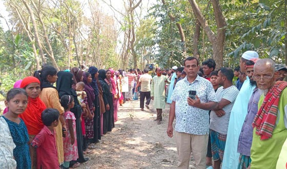 মুলাদীতে খাস জমিতে রাস্তা নির্মাণে বাঁধা, প্রতিবাদে বিক্ষোভ মিছিল