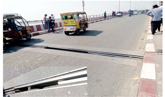 সেতুর দুই স্পানের মধ্যে থাকা লোহার পাত খুলে নিয়েছে দুর্বৃত্তরা