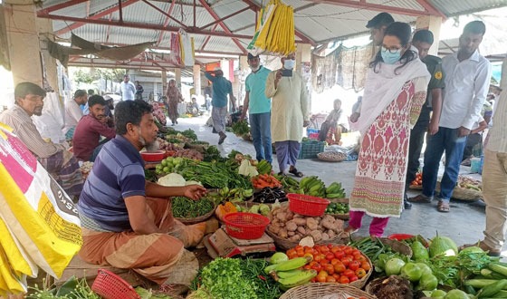 কালিগঞ্জে কাঁচা বাজার ও মুদি দোকানে উপজেলা নির্বাহী অফিসারের তদারকি