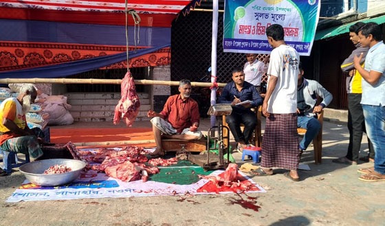 সাপাহারে সুলভ মূল্যে মাংস বিক্রয় কার্যক্রম ব্যাপক সাড়া ফেলেছে