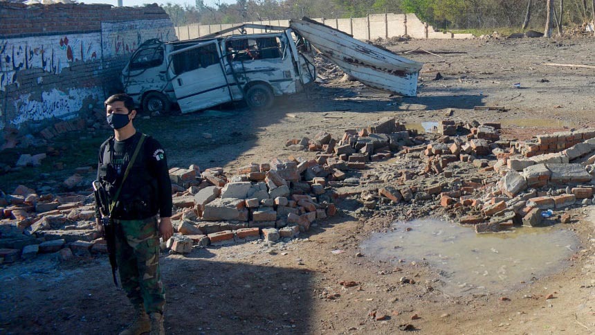 পাকিস্তানে সামরিক স্থাপনায় ভয়াবহ আত্মঘাতী হামলা: নিহত ১৮, আহত বহু