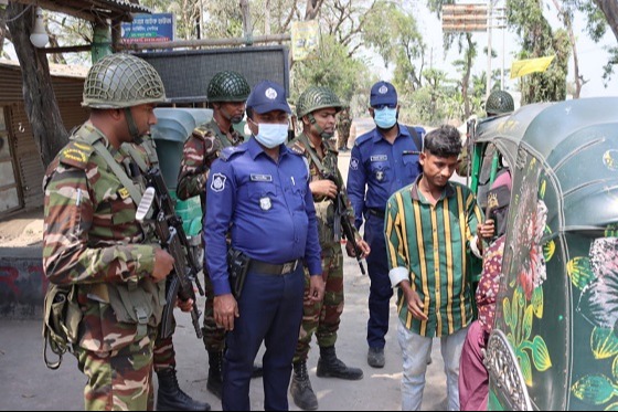 চাঁদপুর আর্মি ক্যাম্প তত্ত্বাবধানে যৌথ বাহিণীর ভ্রাম্যমাণ চেকপোষ্ট স্থাপন