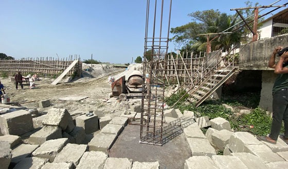 পদ্মার তীর দখল করে স্থাপনা নির্মাণ কাজ ইউএনও'র হস্তক্ষেপে বন্ধ
