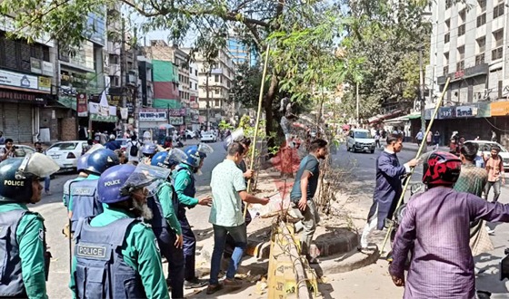 বায়তুল মোকাররমে হিযবুতের মিছিলে পুলিশের টিয়ারশেল, ধাওয়া-পাল্টা ধাওয়া
