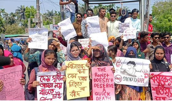 ধর্ষকের ফাঁসির দাবিতে পিরোজপুরে শিক্ষার্থীদের মানববন্ধন ও বিক্ষোভ