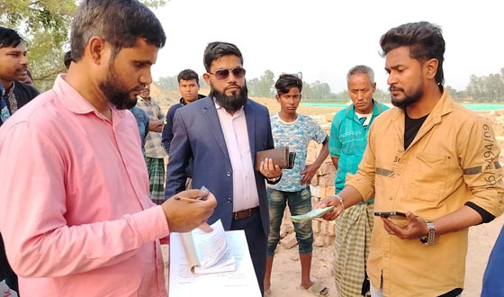 বিরলে ২ টি ইট ভাটায় ভ্রাম্যামান আদালতের অভিযান