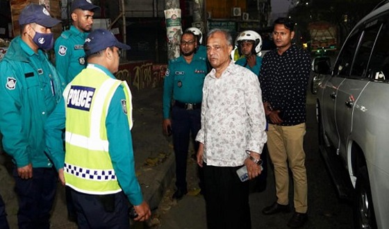 আকস্মিক ভোরে থানা পরিদর্শনে স্বরাষ্ট্র উপদেষ্টা