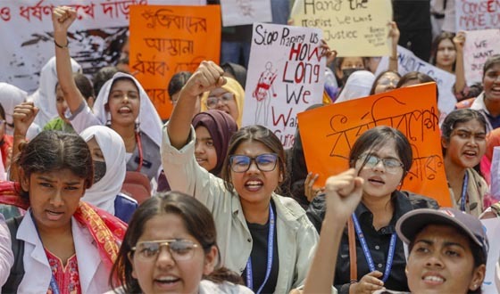 শাহবাগে শিক্ষার্থীদের প্রতিবাদ: ধর্ষণের দ্রুত বিচার ও সর্বোচ্চ শাস্তির দাবি