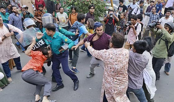 ধর্ষণ ও নিপীড়নের বিরুদ্ধে গণপদযাত্রায় পুলিশের বাধা