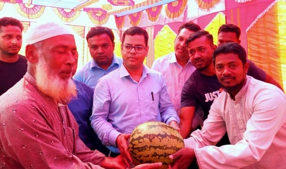 সাপাহারে সুলভ মূল্যে তরমুজ বিক্রির দোকান উদ্বোধন