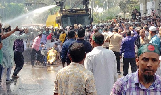 শিক্ষকদের ওপর পুলিশের জলকামান-লাঠিপেটা,আহত ৫