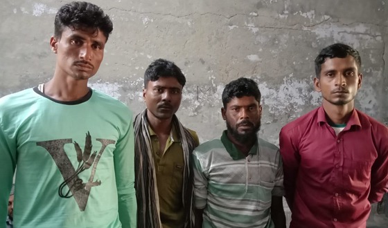 সুন্দরবনে মাছ ধরার অপরাধে ট্রলার সহ ৪ জেলে আটক