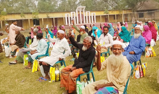 ধামইরহাটে দুস্থদের মাঝে দ্রব্য সামগ্রী বিতরণ