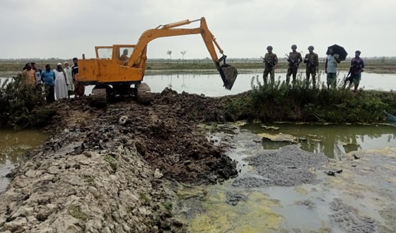 আশাশুনিতে সেনাবাহিনীর হস্তক্ষেপে ৩০০০ বিঘা জমির মাছ ও ফসল রক্ষা