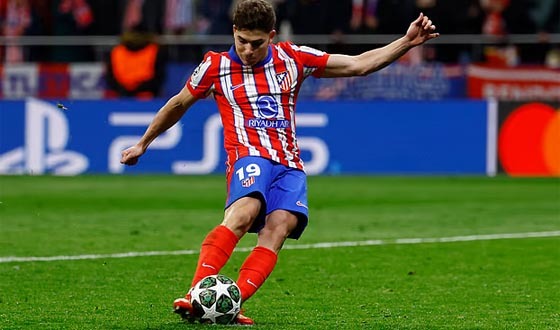 আলভারেজের 'ডাবল টাচ' বিতর্ক: বদলে যেতে পারে পেনাল্টি শটের নিয়ম