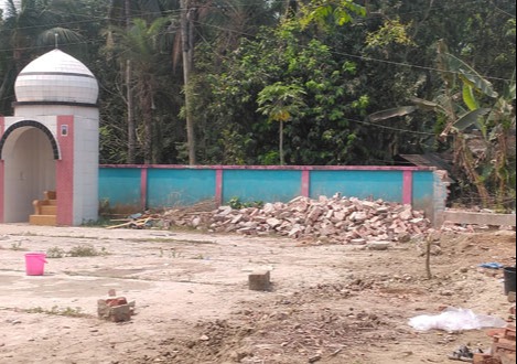 দেবহাটায় জমি দখলের প্রতিকারে ইউএনওর নিকট আবেদন