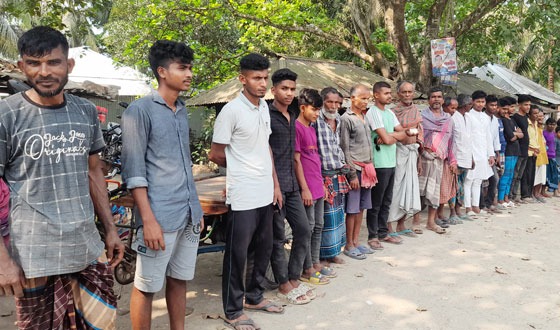 যুবদল নেতা পরিচয়ে সরকারি চাল কেড়ে নিল ৩ যুবক ; প্রতিবাদ মানববন্ধন