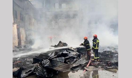 খুলনায় ভয়াবহ অগ্নিকান্ডে অর্ধশত দোকান ভস্মিভূত