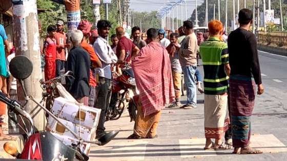 পবায় ট্রলির নিচে পড়ে  বৃদ্ধার মৃত্যু