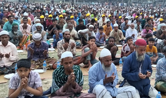 মহাদেবপুরে বিএনপির ইফতারে দশ হাজার মানুষের মুনাজাত