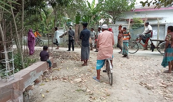 কলারোয়ায় সরকারি রাস্তা দখল করে অবৈধভাবে প্রাচীর নির্মাণের চেষ্টা