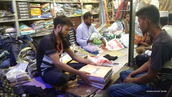 তালা পাটকেলঘাটায় শেষ মুহর্তে ঈদের বাজার জমজমাট