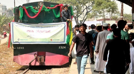 কমিউটার ট্রেনের টিকিট পেতে ভোর থেকেই অপেক্ষা