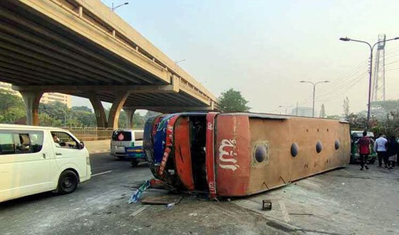 বনানীতে ফাঁকা সড়কে বাস উল্টে ৪২ পোশাকশ্রমিক আহত