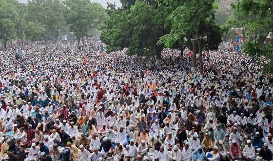 কিশোরগঞ্জের শোলাকিয়ায় অনুষ্ঠিত হলো দেশের বৃহত্তম ঈদ জামাত