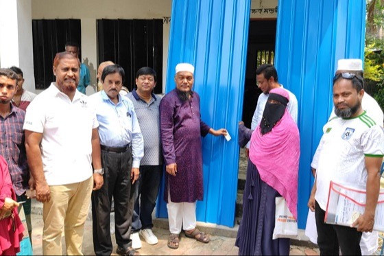 শাহরাস্তিতে অসহায় ১২ পরিবার পেয়েছেন গৃহনির্মাণ সামগ্রী