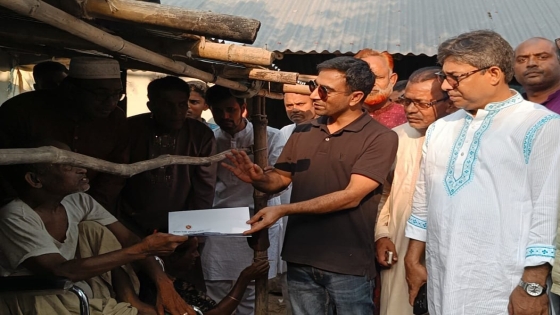 বাগমারার সেই প্রতিবন্ধী পরিবারকে জেলা প্রশাসকের নির্দেশনায় ইউএনও'র আর্থিক সহায়তা