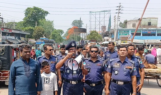 কালীগঞ্জে সড়কে শৃংখলা ফেরাতে রাস্তায় নামলেন ওসি