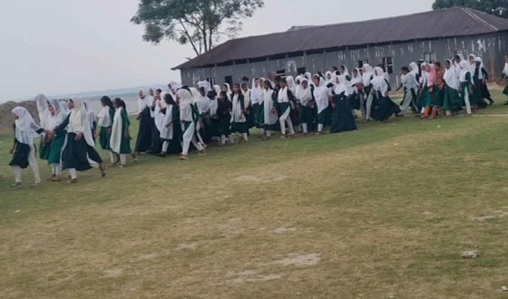 বাঘায় স্কুলে ঢুকে দুই ছাত্রকে মারধর, প্রতিবাদে শিক্ষার্থীদের বিক্ষোভ