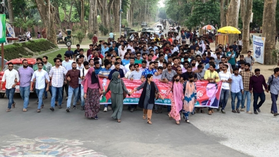 রাজশাহী বিশ্ববিদ্যালয়ের রেজিস্ট্রারের বাসায় ককটেল হামলার বিচার দাবিতে ছাত্রদলের বিক্ষোভ