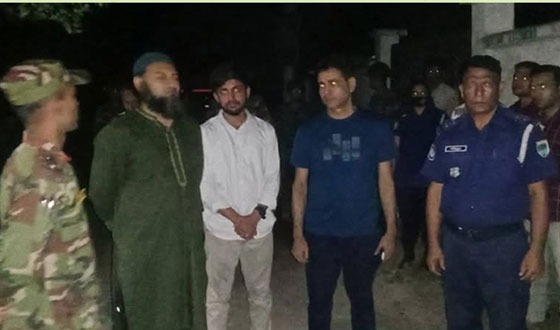 কোটচাঁদপুরে নিষিদ্ধ ছাত্রলীগ নেতার বাড়ির সামনে বিক্ষোভ