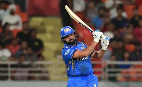 ‘চোট নিয়ে খেলছেন রোহিত’