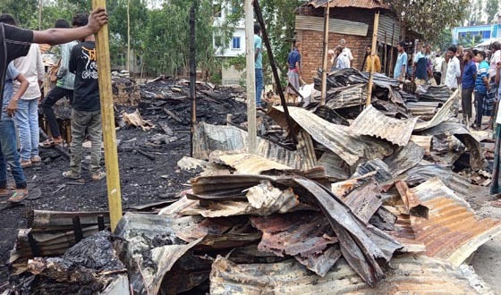 মান্দায় আগুনে পুড়ল সাত দোকান