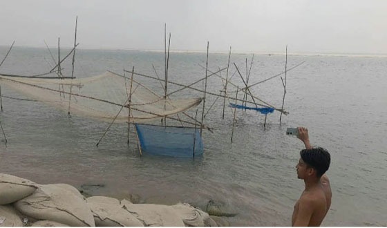 সুজানগরে পদ্মা নদীতে কারেন্ট জাল দিয়ে মাছ শিকার