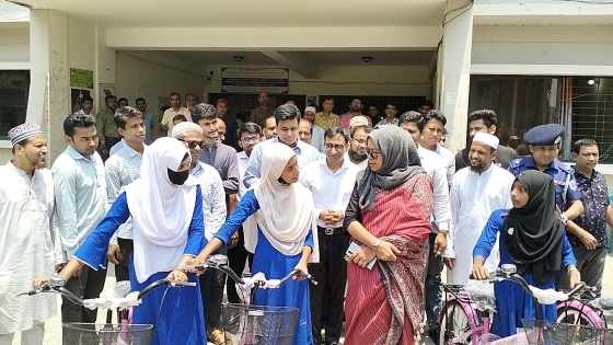 বাগমারায় ডিসির বাইসাইকেল উপহার পেলো ৪০ দরিদ্র মেধাবী ছাত্রী