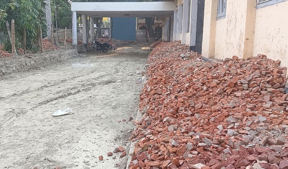 মান্দায় রাস্তা নির্মাণে নিম্নমানের খোয়া ব্যবহারের অভিযোগ