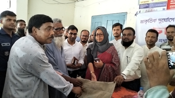 বাগমারায় শিলাবৃষ্টিতে ক্ষতিগ্রস্তদের সহায়তা প্রদান করলেন ডিসি